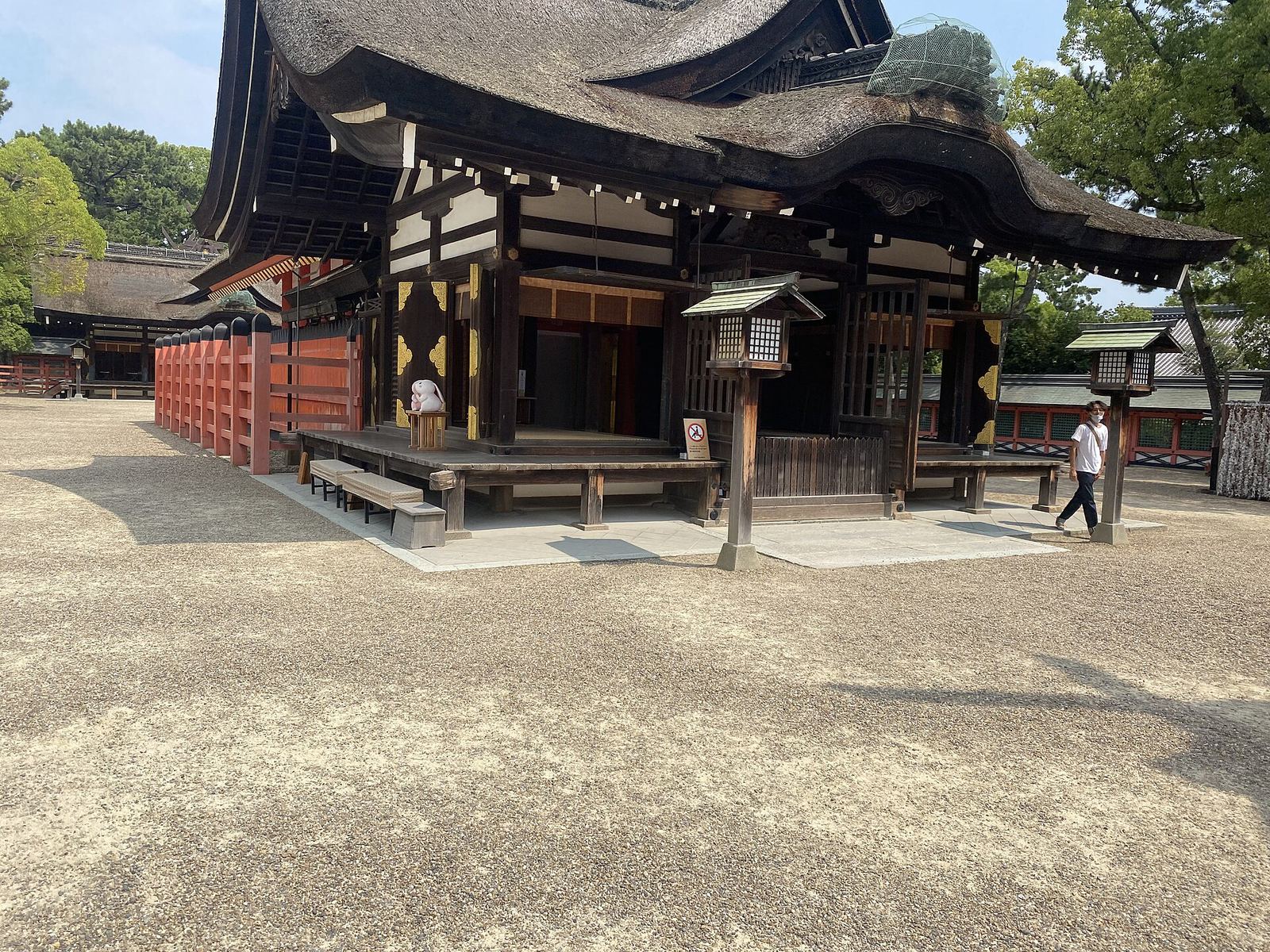 Traditional buildings and a quiet courtyard at Sumiyoshi Taisha